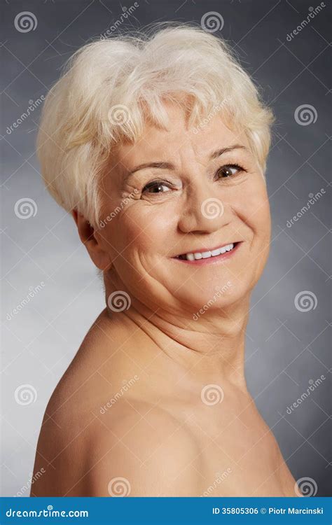 nudo mature|Femme sénior nu en séance photo